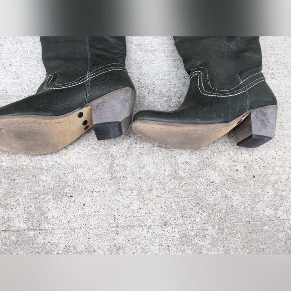 Boots - new - Picture 2 of 4